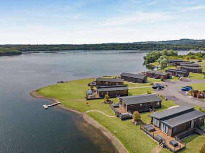 Impressive 3 Bedroom Lodge in Private Parklands, Delamere.