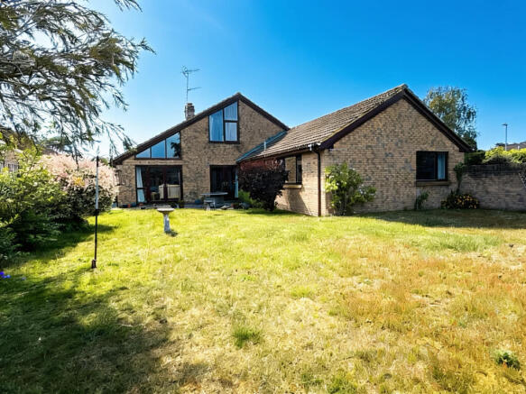 four bedroom detached chalet house with double ga