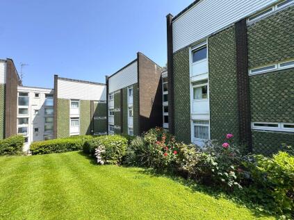 Spacious & Refurbished Flat With Garage. Cathedral Court, Newport