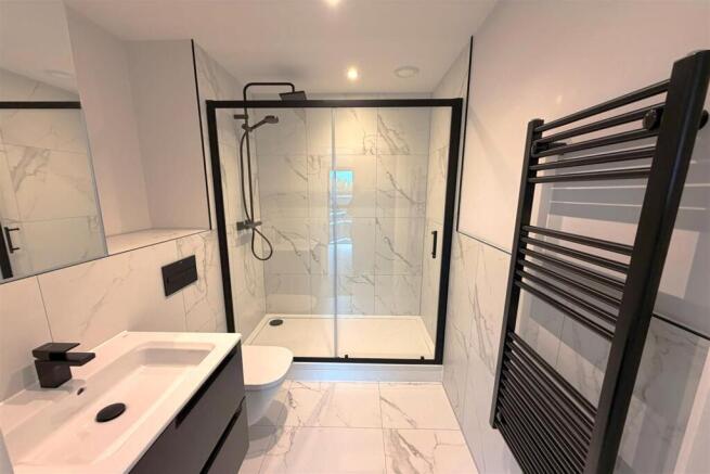 EN-SUITE SHOWER ROOM