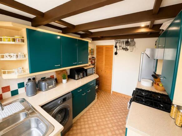 Kitchen 2.jpeg