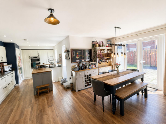 KITCHEN/DINING