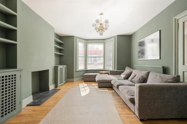 Daisy Road, E18