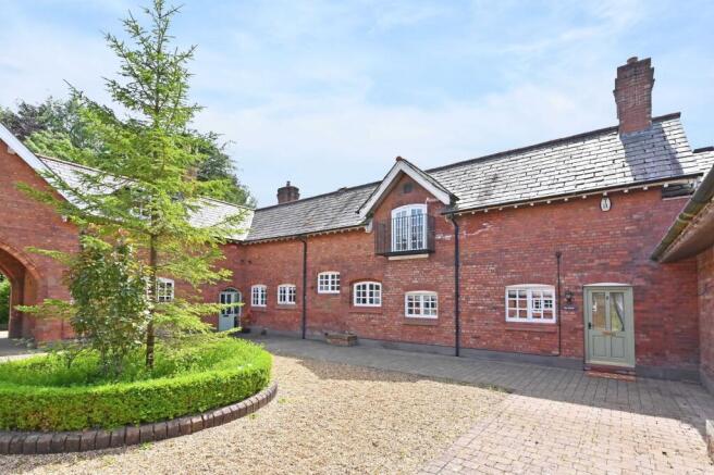 Courtyard to the front