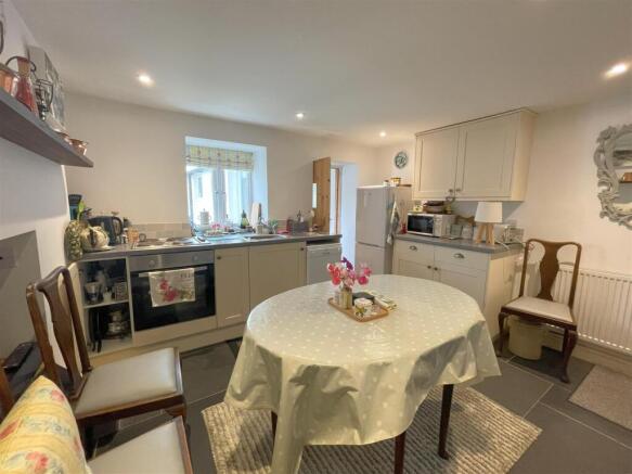 kitchen 2.jpg