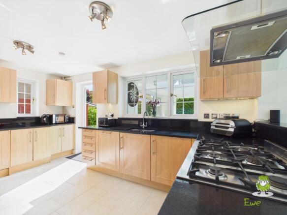 EweMove Estate Agents Basingstoke - Lyndhurst Driv