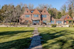 Touchwood House, Puttenham Hill, Guildford GU3 1AH