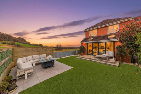 Lakeside Chase, Leeds, LS19