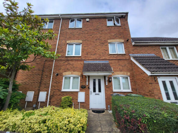 Spacious 2 Bedroom Flat on Kathleen Court with Ga