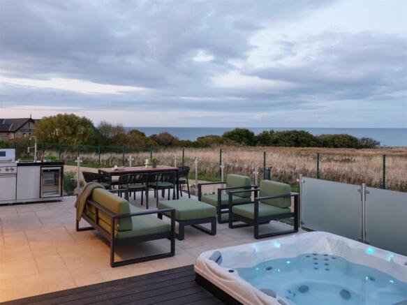 The Beachfront - Alfresco Dining and Private Hot T
