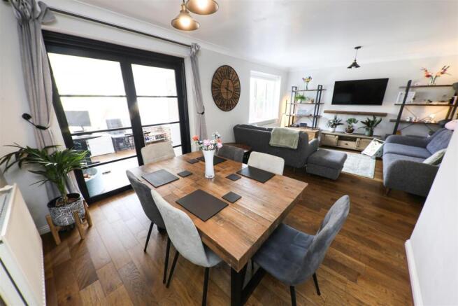 LOUNGE/DINING ROOM