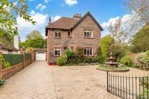Coombe Dingle, Blackberry Lane, Lingfield RH7 6NG