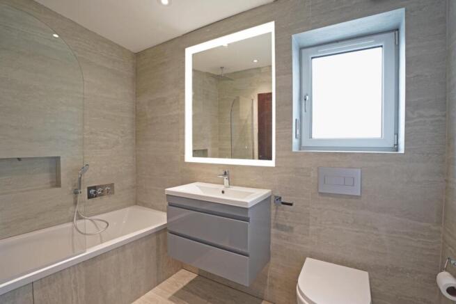 bathroom(lighton).jpg