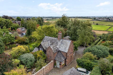 Detached cottage with annexe in Great Budworth
