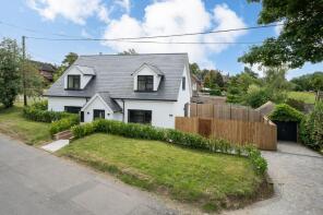 Robins Nest, Castle Street, Wingrave HP22 4PT