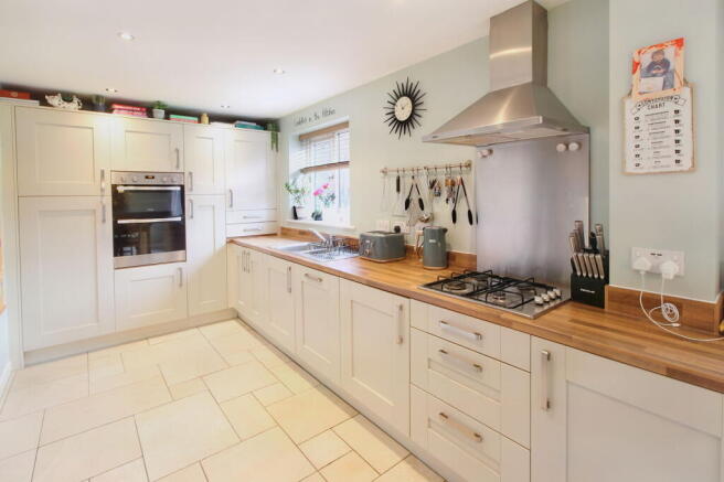 fitted kitchen_1680098381776