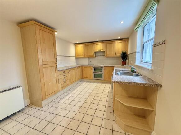 10 Kingsland Bridge Mansions kitchen.jpg