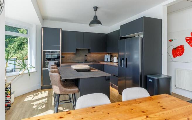 Breakfast bar and dining area