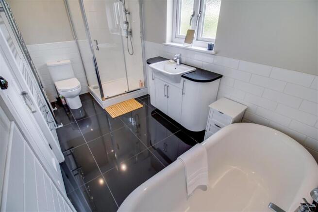 FAMILY BATHROOM/W.C.