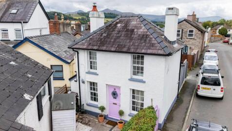 Maendu Street, Brecon, LD3