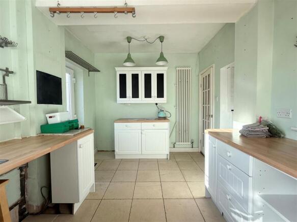 Kitchen 2.jpg