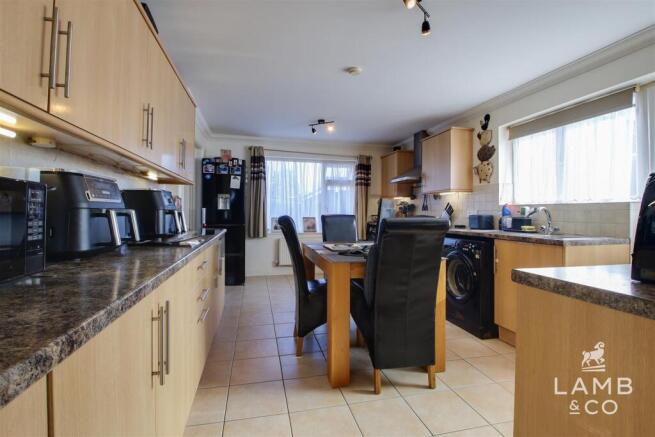 KITCHEN/BREAKFAST ROOM