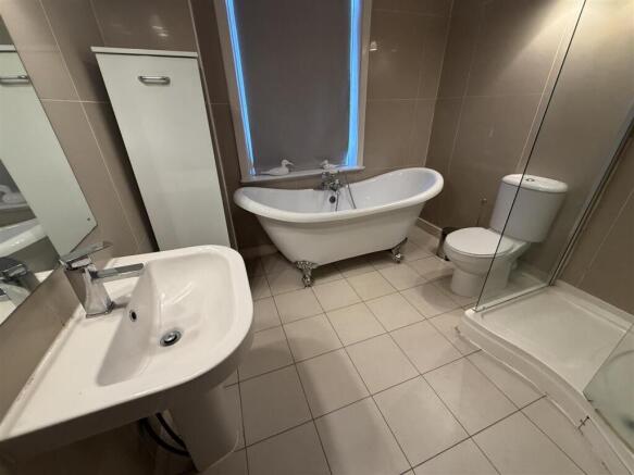 BATHROOM & WC