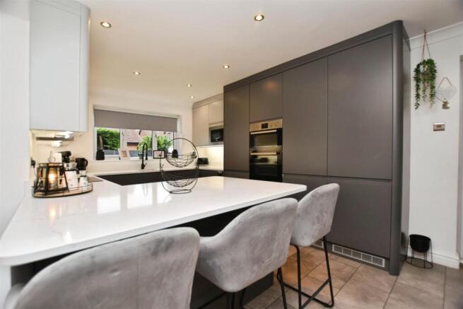 Kitchen Breakfast Bar