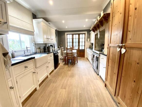 KITCHEN/BREAKFAST ROOM: