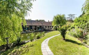 Batchelors Barn, Village Road, Amersham HP7 0QY