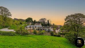 Sunnyside, Spring Lane, Cleeve Hill, Cheltenham GL52 3PY