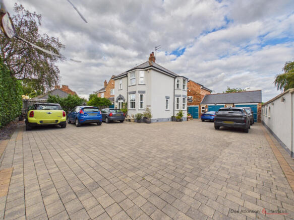 6 Bedroom Detached House - For Sale