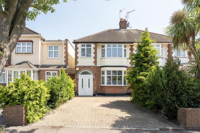South View Drive, E18