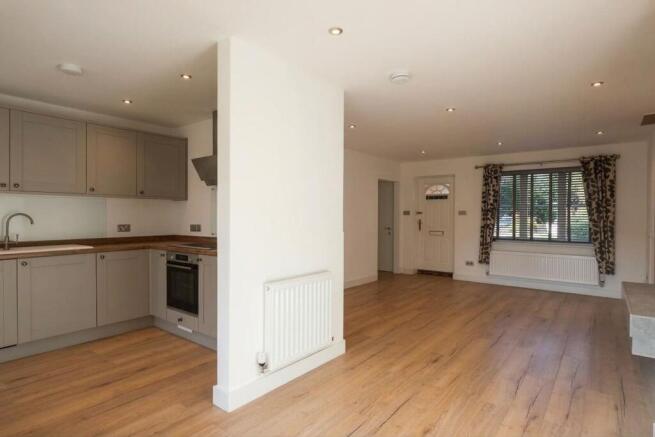 'L' SHAPED LOUNGE/DINING ROOM