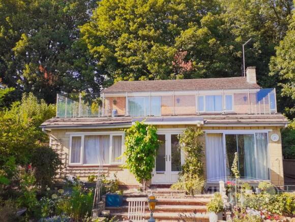 9 London Road, Uppingham - Main photo with logo.jp