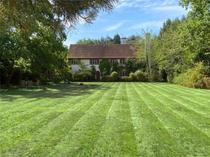 Broadwater Road North, Burwood Park, KT12