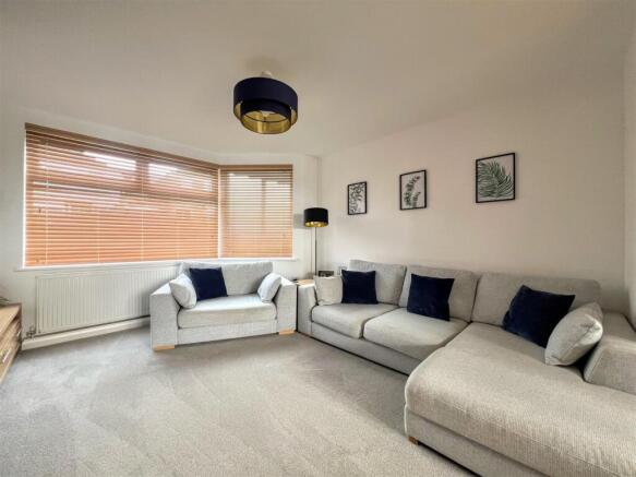 OPEN-PLAN LOUNGE AREA