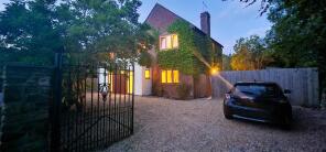 Corner House, Bliss Lane, Flore NN7 4LJ