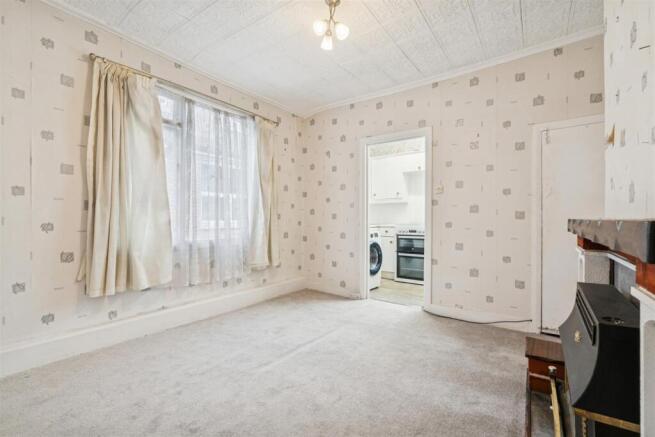139 Mellison Road SW17 reception 1a.jpg