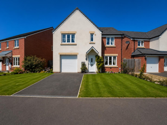 70 Chamberlyne Cresent, front photo..png