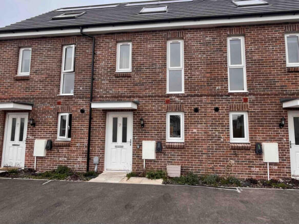 .MOSELEY MID: THREE-STOREY HOME, READY FOR IMMEDI