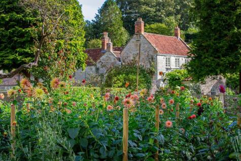 Beautiful house with separate annexe and picturesque land in Lower Somerton