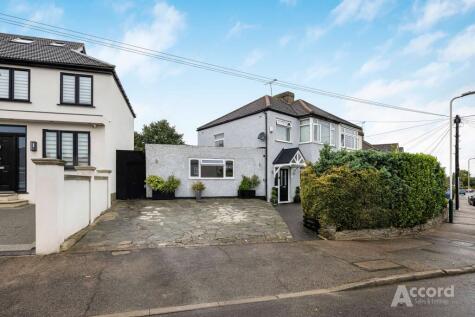 Lawns Way, Romford, RM5