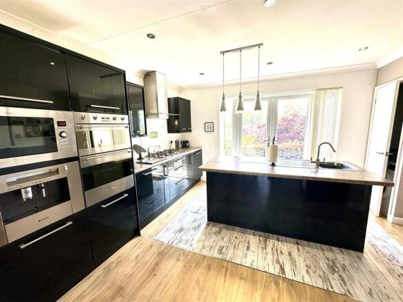 KITCHEN/DINING ROOM