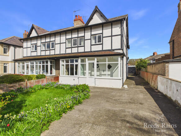 Four bedroom semi-detached house - For sale by au