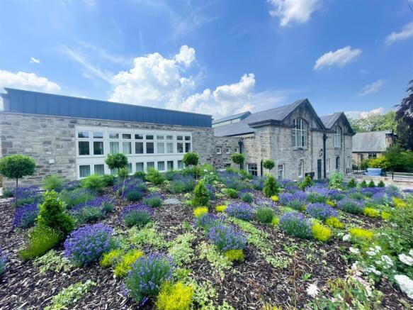 ATTRACTIVE COMMUNAL GARDEN & SECURE PARKING