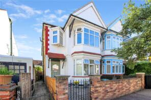 82, Lord Roberts Avenue, Leigh-on-sea SS9 1NE