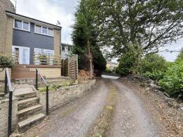 63, Luke Lane, Thongsbridge, Holmfirth HD9 7SZ