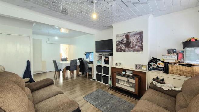 LOUNGE/DINING ROOM
