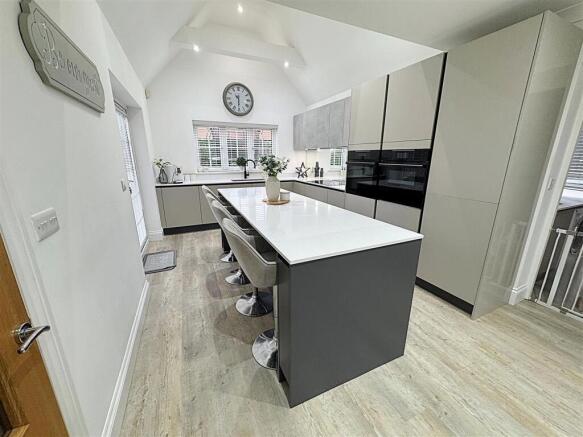 KITCHEN/DINING AREA